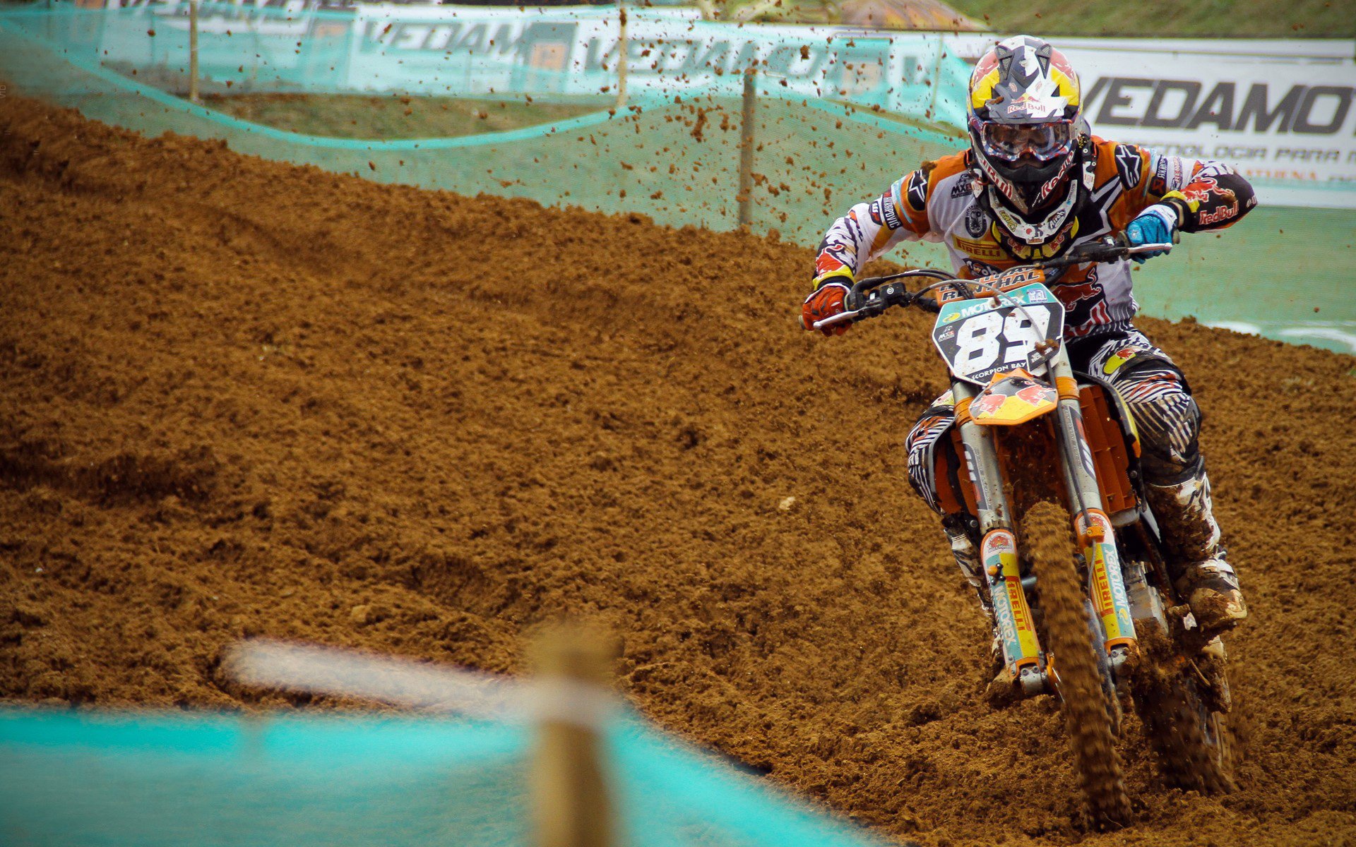 特色足球文化灯光景观在城市夜景中成为独特风景线,足球灯光球场